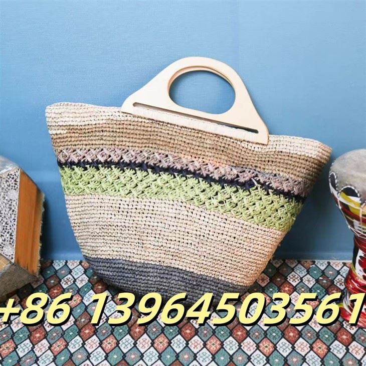 लकड़ी के हैंडल के साथ रफिया हैंडबैग