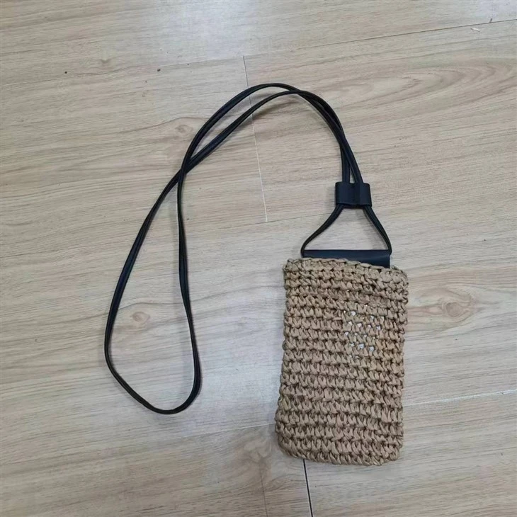 ब्राउन कोलो महिला स्ट्रॉ फोन बैग