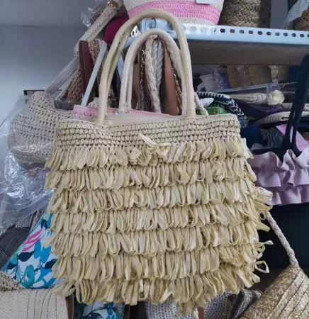 हैंडवॉवन टैसल्स बेयिज स्ट्रॉ बैग