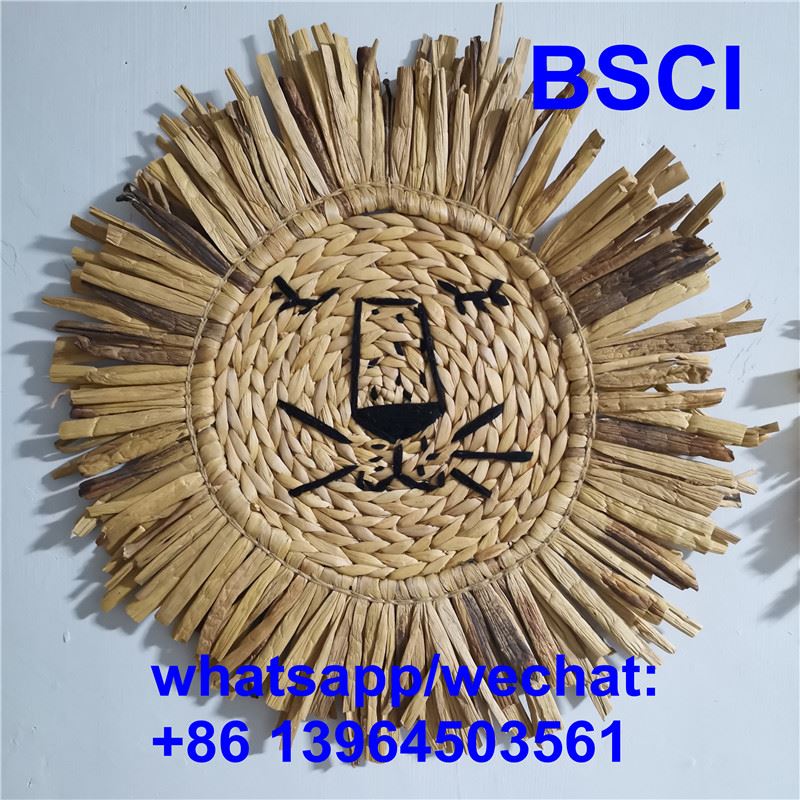 दीवार पे लटका हुआ