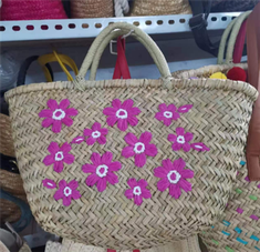 फूलों के आलिंगन के साथ प्राकृतिक पुआल बैग