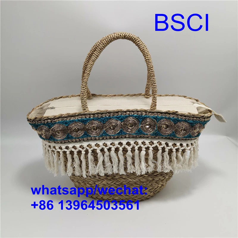 महिलाएं स्ट्रॉ बीच बैग